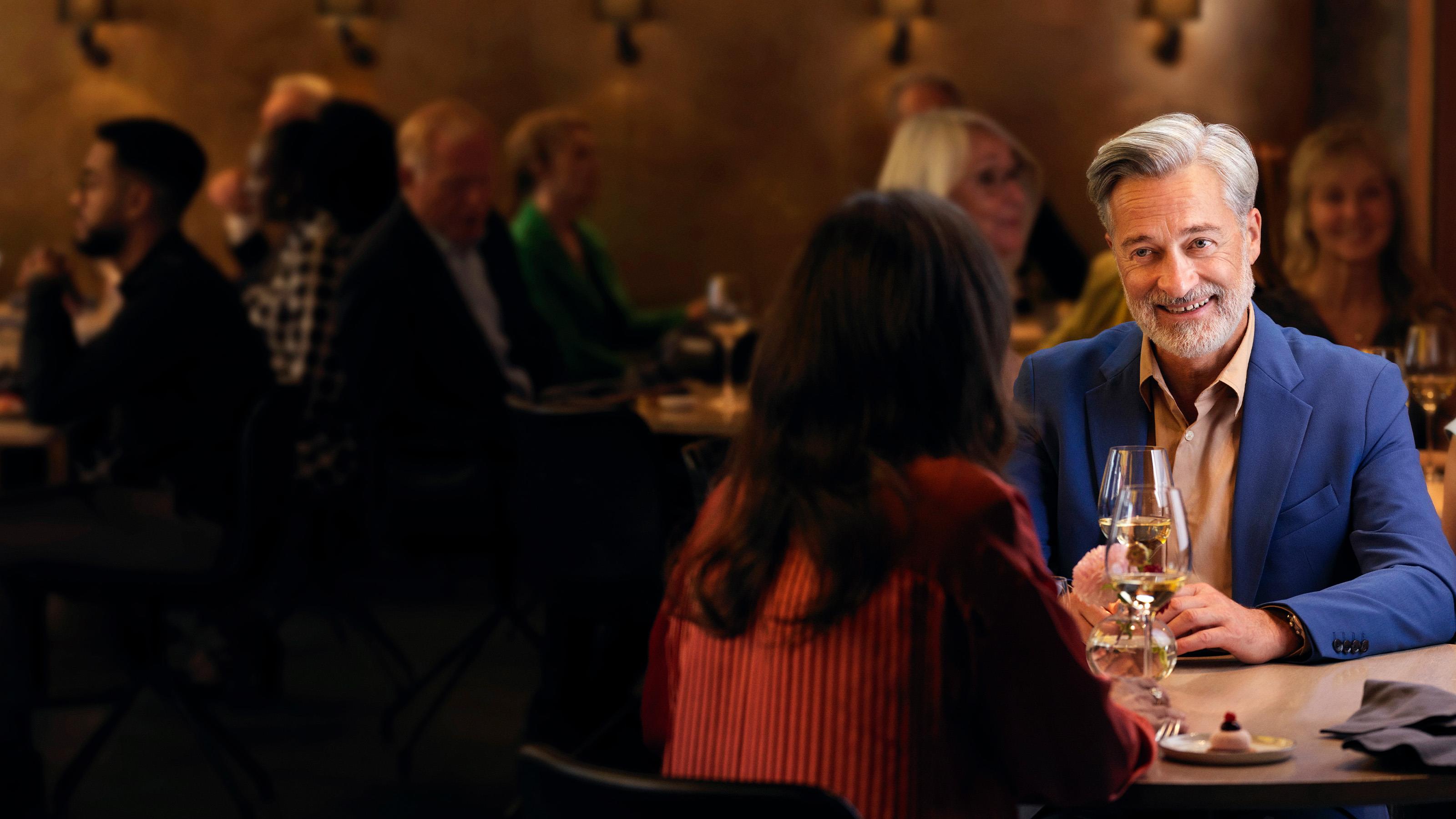 ReSound_OMNIA_restaurant_hero_mini_RIE
